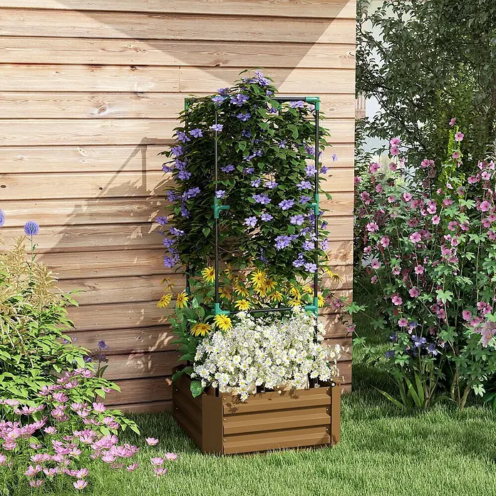 Outsunny Hochbeet - 61 x 61 x 140 cm, Stahl, Braun - Braunes Metall-Hochbeet mit schwarzem und grünem Rankgitter, mit violetten, gelben und weißen Blumen, auf Gras neben einer Holzwand.