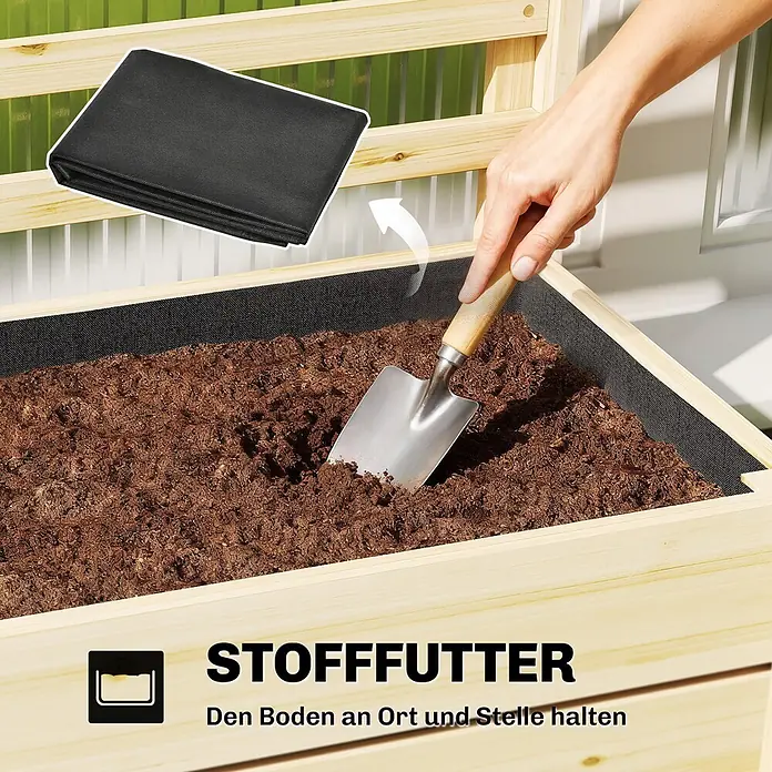 Furnicato Hochbeet - 120 x 39 x 120 cm, Holz, Naturholz - Hölzernes Hochbeet mit schwarzem Stofffutter, gefüllt mit Erde. Eine Hand schaufelt Erde hinein und zeigt die Funktion des Futters.