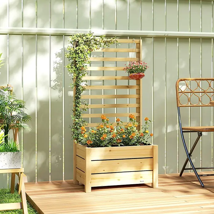 Furnicato Hochbeet - 120 x 39 x 120 cm, Holz, Naturholz - Hölzerner Blumenkasten mit Spalier, gefüllt mit orangefarbenen Blumen, Efeu und einem Hängetopf mit rosa Blumen, steht auf einer Terrasse.