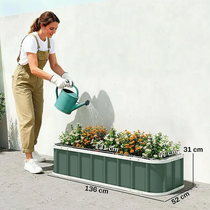 Outsunny Hochbeet - 136 x 52 x 31 cm, Stahl, Grün - Dunkelgrüner Pflanzkübel mit weißem Rand, gefüllt mit bunten Blumen, wird gegossen.