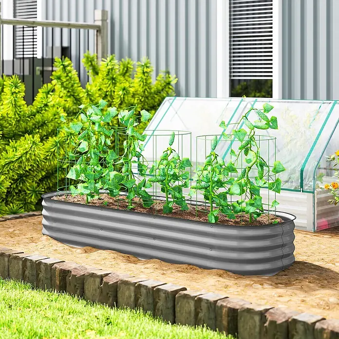 Outsunny Hochbeet - Metall, Silber - Langes, dunkelgraues Hochbeet aus Wellblech mit grünen Pflanzen und Rankgittern im Garten.