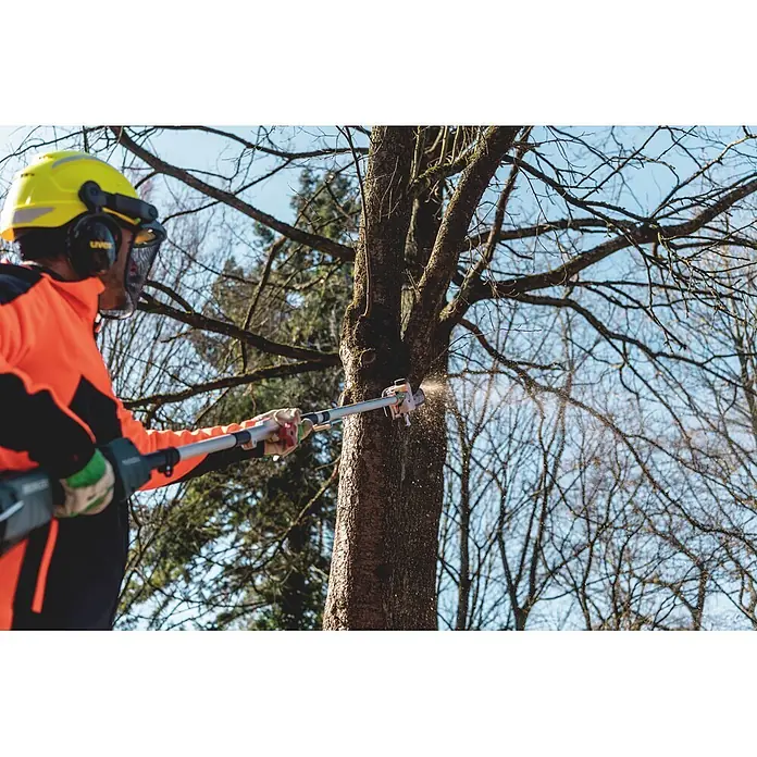 Metabo Hochentaster-Aufsatz - Passend für: Metabo Akku-Multifunktionsantrieb MA 36-18 LTX BL Q - Person in Schutzkleidung schneidet Baum mit silberner und rosafarbener Teleskop-Kettensäge, Sägespäne fliegen.