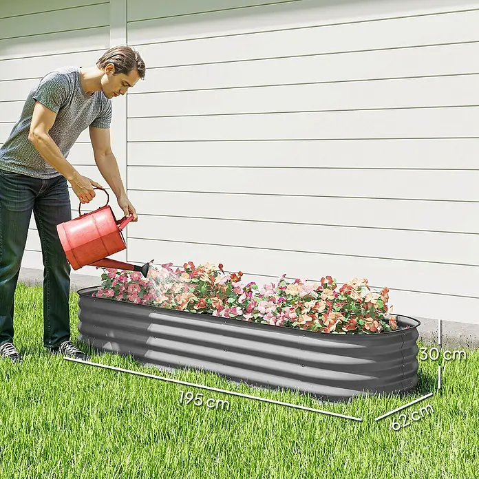 Outsunny Hochbeet - Metall, Silber - Dunkelgraues Wellblech-Hochbeet, 195x62x30 cm, gefüllt mit bunten Blumen und von einer Person bewässert.