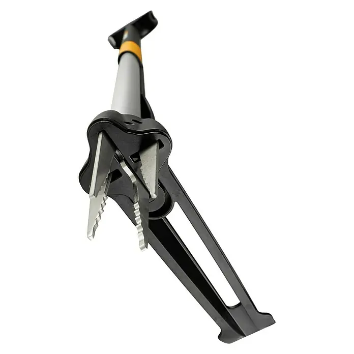 Fiskars Teleskop-Unkrautstecher SmarFit - Länge Stiel: 99 cm - 119 cm - Nahaufnahme eines Fiskars Unkrautstechers mit schwarzem Griff und silbernen Zinken zum einfachen Entfernen von Unkraut aus dem Garten.