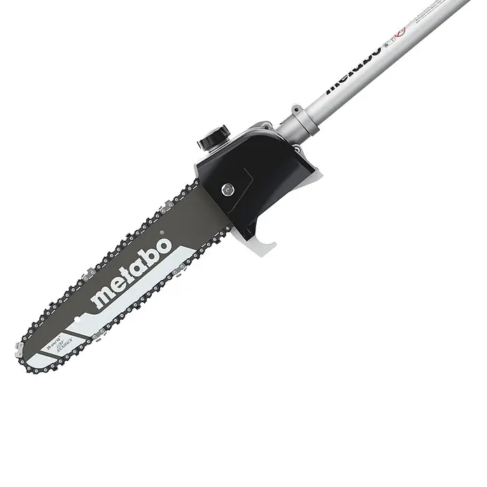 Metabo Hochentaster-Aufsatz - Passend für: Metabo Akku-Multifunktionsantrieb MA 36-18 LTX BL Q - Metabo Hochentaster-Vorsatz mit schwarzem Kettensägenkopf, grauem Schwert (25cm/10" LOW KICKBACK) und silberner Verlängerungsstange.