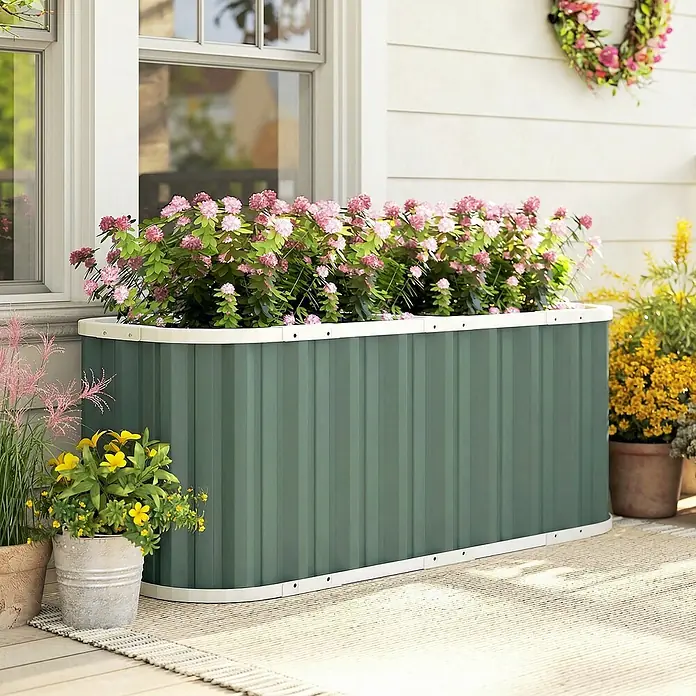Outsunny Hochbeet - 136 x 53 x 61 cm, Stahl, Grün - Grünes Pflanzgefäß aus Wellblech mit weißem Rand, gefüllt mit leuchtend rosa Blumen, auf einer Veranda.