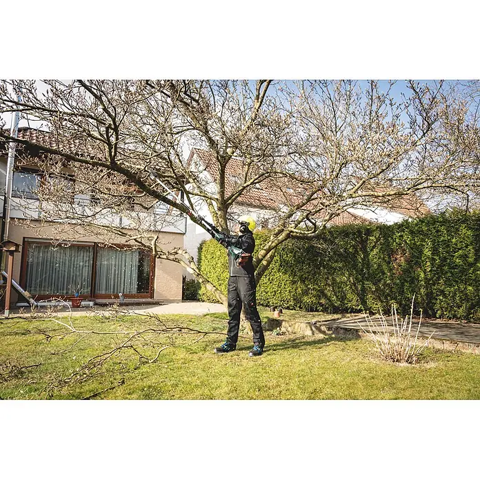 Metabo Hochentaster-Aufsatz - Passend für: Metabo Akku-Multifunktionsantrieb MA 36-18 LTX BL Q - Person schneidet mit grüner, akkubetriebener Hochentaster-Säge Äste im Garten.
