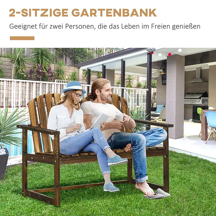 Outsunny Gartenbank - Tannenholz, Verkohlt - Dunkelbraune 2-Sitzer Gartenbank aus Holz mit zwei Personen, die draußen entspannen.