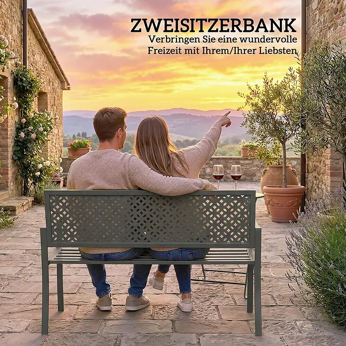 Furnicato Gartenbank pulverbeschichtet - B x T x H: 61 x 127 x 85 cm, Stahl, Dunkelgrau - Dunkelgraue Metall-Zweisitzerbank mit gemusterter Rückenlehne, von einem Paar im Freien genutzt.