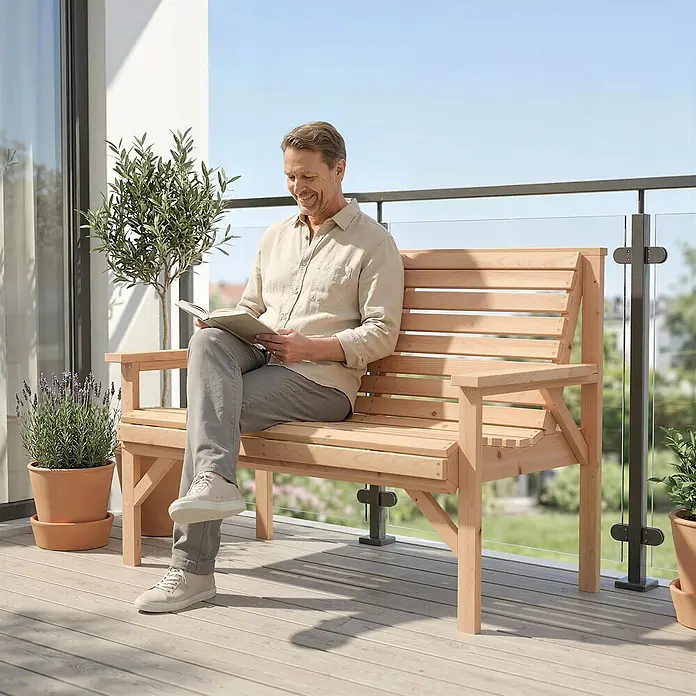 Outsunny Gartenbank - B x T x H: 65 x 65 x 90 cm, Tannenholz, Naturholz - Helle Gartenbank aus Naturholz, auf der ein Mann auf einem Balkon liest.