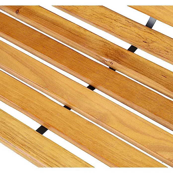 Furnicato Gartenbank Kiefernholz - B x T x H: 60 x 122 x 83 cm, Legierter Stahl/Holz, Naturholz - Nahaufnahme einer Lattenfläche aus hellbraunem Holz mit sichtbarer Maserung, verbunden durch dunkle Querstreben.