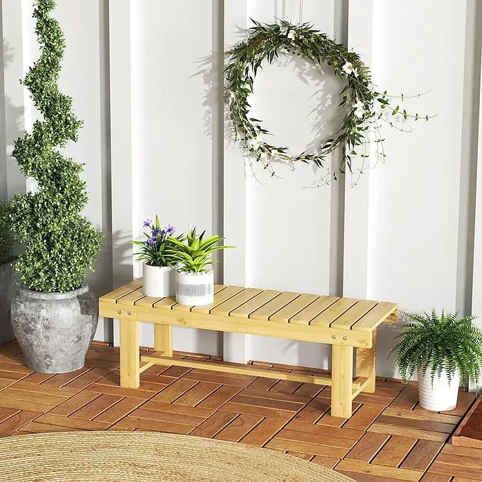 Outsunny Gartenbank - B x T x H: 38 x 38 x 35 cm, Tannenholz, Naturholz - Helle Holzbank mit Lattenrost auf einer Außenterrasse, mit Topfpflanzen vor einer weißen Wand.