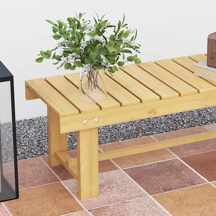 Outsunny Gartenbank - B x T x H: 38 x 38 x 35 cm, Tannenholz, Naturholz - Helle Holzgartenbank auf Fliesenboden, geschmückt mit einer Vase mit grünen und weißen Blumen und einem Buch.