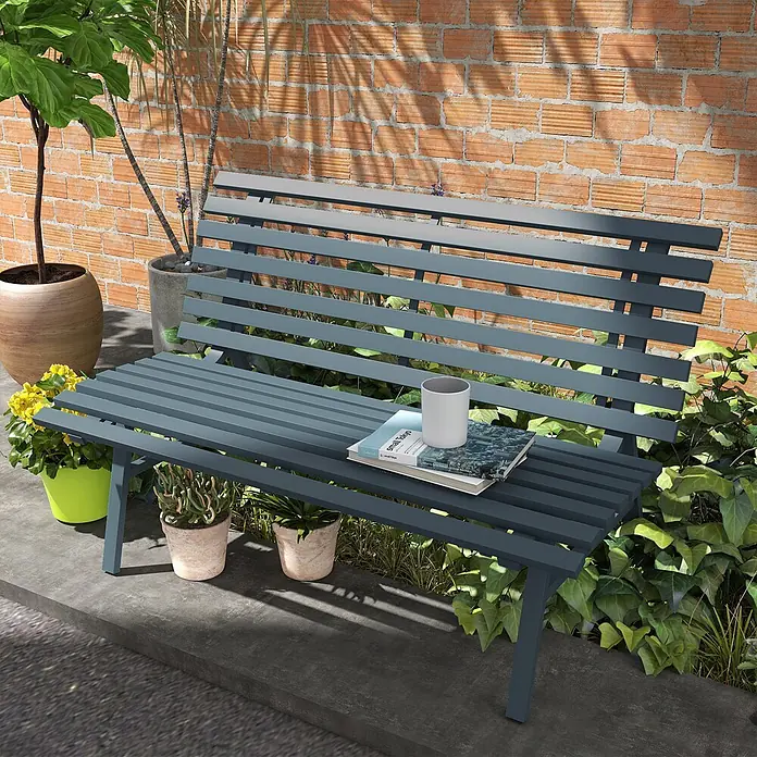 Outsunny Gartenbank - B x T x H: 67 x 67 x 79 cm, Aluminium, Blau - Dunkelgraue Latten-Gartenbank in einer Außenumgebung mit einem Buch und einer Tasse.
