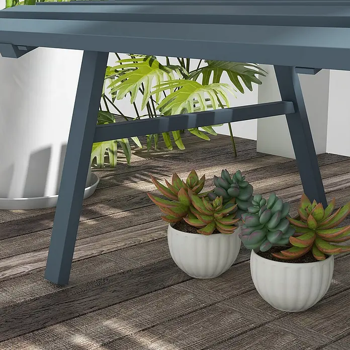 Outsunny Gartenbank - B x T x H: 67 x 67 x 79 cm, Aluminium, Blau - Dunkelblaugrüner Metall-Pflanzenständer auf einer Holzterrasse, mit Pflanzen auf und unter dem Regal.