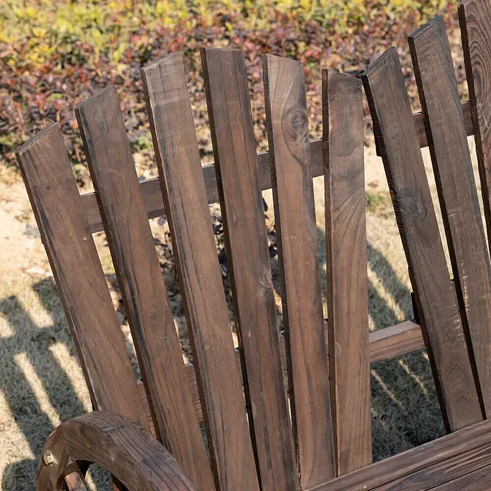 Outsunny Gartenbank - Tannenholz, Dunkelbraun - Nahaufnahme einer dunkelbraunen Holzgartenbank mit Lattenrückenlehne und sichtbarer Armlehne im Freien.
