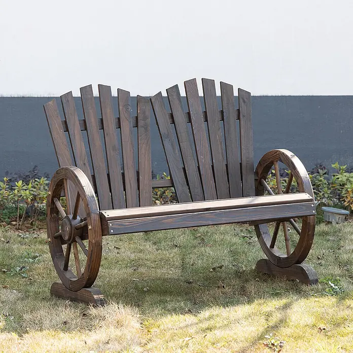 Outsunny Gartenbank - Tannenholz, Dunkelbraun - Dunkelbraune Gartenbank aus Holz mit Wagenrad-Armlehnen auf Rasen.