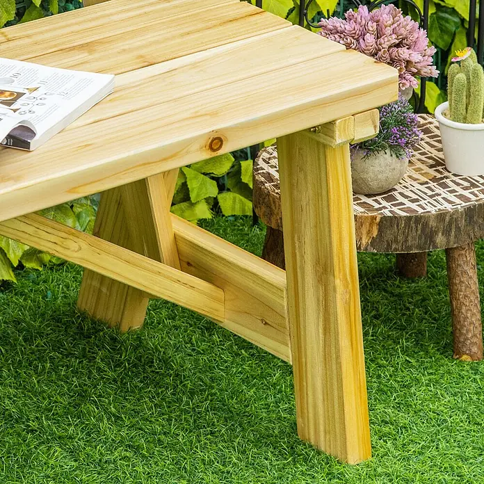 Outsunny Gartenbank - B x T x H: 56 x 56 x 80 cm, Kieferholz, Naturholz - Heller Holztisch für draußen mit einer Zeitschrift auf Kunstrasen, umgeben von Topfpflanzen.