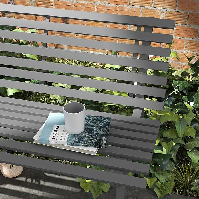 Furnicato Gartenbank - B x T x H: 67 x 67 x 79 cm, Aluminium, Grau - Dunkelgraue Gartenbank mit Becher und Büchern, umgeben von Grünpflanzen und einer Ziegelmauer.