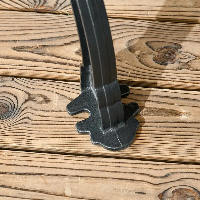 Furnicato Gartenbank - Aluminium/Holz, Teak - Schwarzer, geformter Stützfuß auf Holzuntergrund.