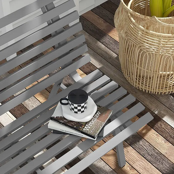 Furnicato Gartenbank - B x T x H: 67 x 67 x 79 cm, Aluminium, Grau - Graue Lattenbank für draußen auf einem Holzdeck, mit Büchern und Tasse, daneben ein Korb-Pflanzgefäß.