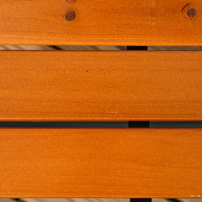 Furnicato Gartenbank - Aluminium/Holz, Teak - Nahaufnahme von warmen, orange-braunen Holzlatten mit sichtbarer Maserung und Ästen.