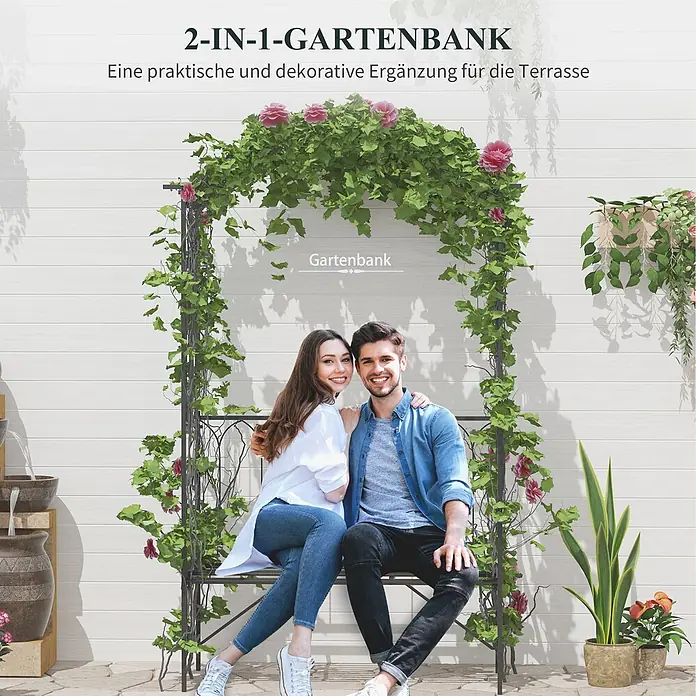 Outsunny Gartenbank - B x T x H: 50 x 50 x 203 cm, Metall, Schwarz - Metall-Gartenbank mit integriertem Pflanzenbogen, verziert mit grünem Laub und rosa Blüten, auf der ein Paar sitzt.