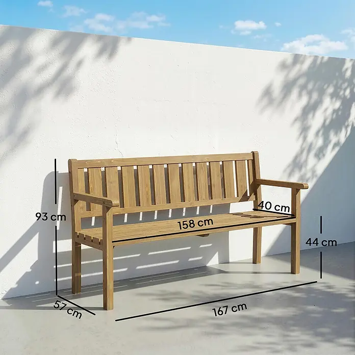 Outsunny Gartenbank - B x T x H: 57 x 57 x 93 cm, Tannenholz, Teak - Braune Holzgartenbank mit Lattenrostsitz und Rückenlehne, draußen mit Schatten gezeigt.