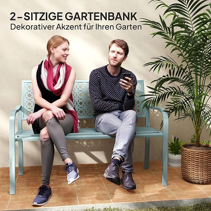 Furnicato Gartenbank pulverbeschichtet - B x T x H: 63 x 127 x 85 cm, Stahl, Blau - Hellblaue 2-Sitzer Gartenbank mit dekorativer Rückenlehne, von zwei Personen im Garten genutzt.