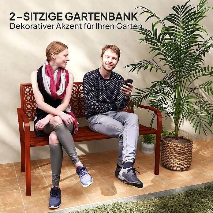 Outsunny Gartenbank - Stahl, Rot - Rotbraune 2-Sitzer Gartenbank mit Zierelementen, ein dekorativer Akzent für Ihren Garten. Zwei Personen sitzen darauf.