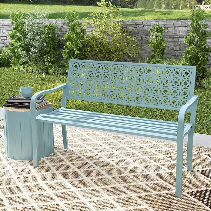Furnicato Gartenbank pulverbeschichtet - B x T x H: 63 x 127 x 85 cm, Stahl, Blau - Hellblaue Metall-Gartenbank mit Zierlehne und passendem Beistelltisch auf einer Terrasse.