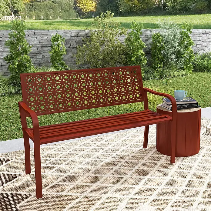 Outsunny Gartenbank - Stahl, Rot - Rote Gartenbank aus Metall und passender Beistelltisch auf einer Terrasse, mit dekorativer Rückenlehne.