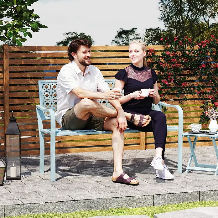 Furnicato Gartenbank pulverbeschichtet - B x T x H: 63 x 127 x 85 cm, Stahl, Blau - Zwei Personen entspannen auf einer hellblauen Metall-Gartenbank im Freien.