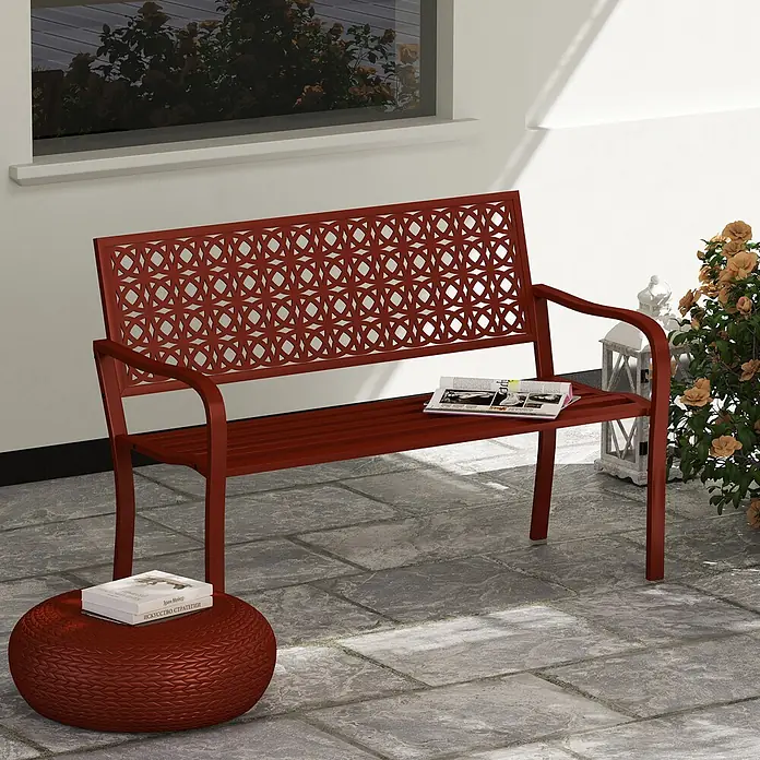 Outsunny Gartenbank - Stahl, Rot - Rote Metall-Gartenbank mit dekorativer Rückenlehne, auf einer Terrasse mit Magazin und Pouf für entspannte Momente.