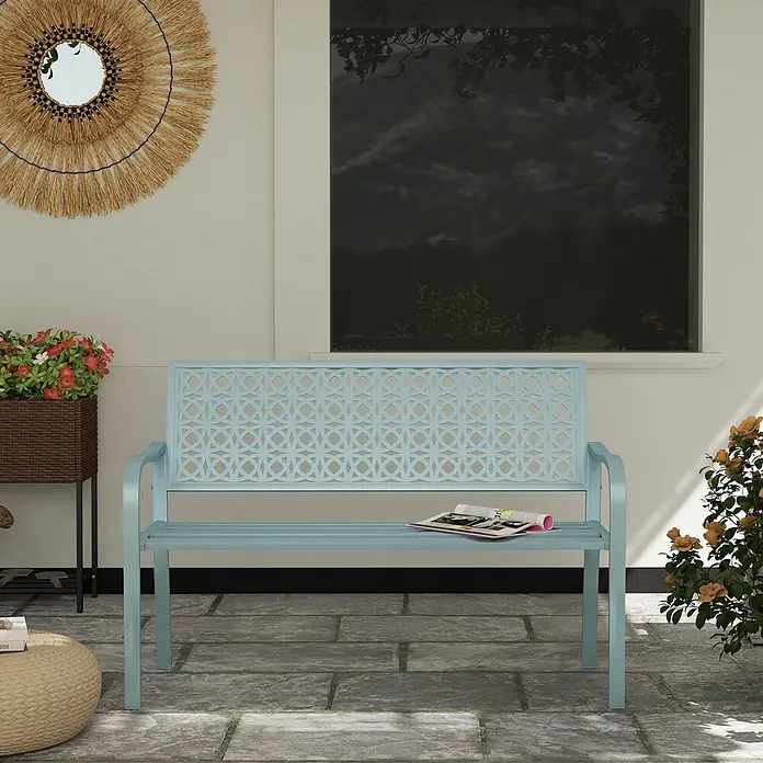Furnicato Gartenbank pulverbeschichtet - B x T x H: 63 x 127 x 85 cm, Stahl, Blau - Hellblaue Gartenbank aus Metall mit gemusterter Rückenlehne auf einer Steinterrasse.