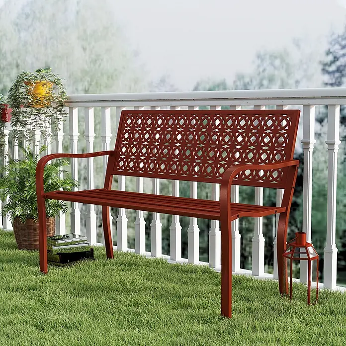 Outsunny Gartenbank - Stahl, Rot - Rotbraune Metall-Gartenbank mit kunstvoll gemusterter Rückenlehne, in einer Außeneinstellung.
