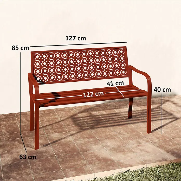 Outsunny Gartenbank - Stahl, Rot - Rotbraune Metall-Gartenbank mit verziertem Rückenteil und Armlehnen, auf einer gefliesten Terrasse.