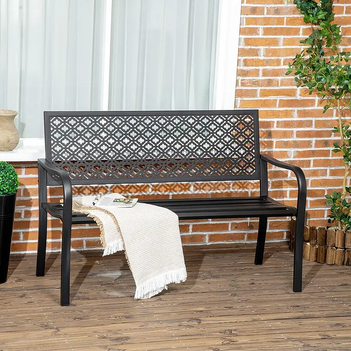 Outsunny Gartenbank - B x T x H: 63 x 63 x 83 cm, Stahl, Schwarz - Schwarze Metallgartenbank mit dekorativ gemusterter Rückenlehne und Armlehnen, draußen auf Holzterrasse platziert.