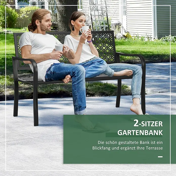 Outsunny Gartenbank - B x T x H: 63 x 63 x 83 cm, Stahl, Schwarz - Schwarze Metall-2-Sitzer-Gartenbank mit dekorativer Rückenlehne, von zwei Personen im Garten genutzt.