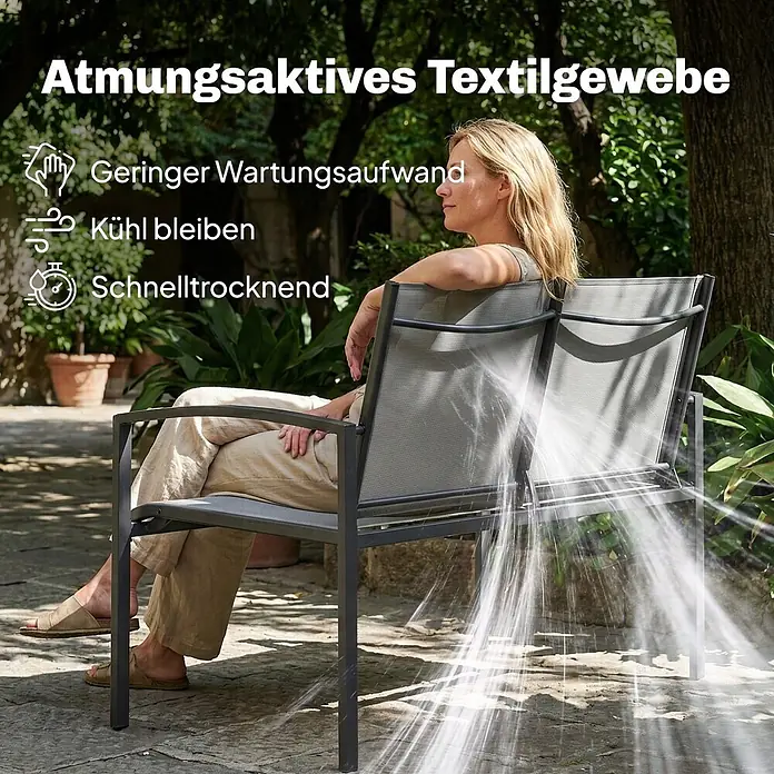 Outsunny Gartenbank - B x T x H: 66 x 66 x 80 cm, Metall, Netzstoff, Grau - Frau sitzt auf grauem Outdoor-Stuhl aus atmungsaktivem, schnelltrocknendem Textilgewebe, das mit Wasser besprüht wird.