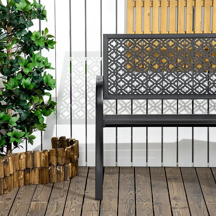 Outsunny Gartenbank - B x T x H: 63 x 63 x 83 cm, Stahl, Schwarz - Schwarze Metallgartenbank mit ornamentaler Rückenlehne auf einer Holzterrasse.
