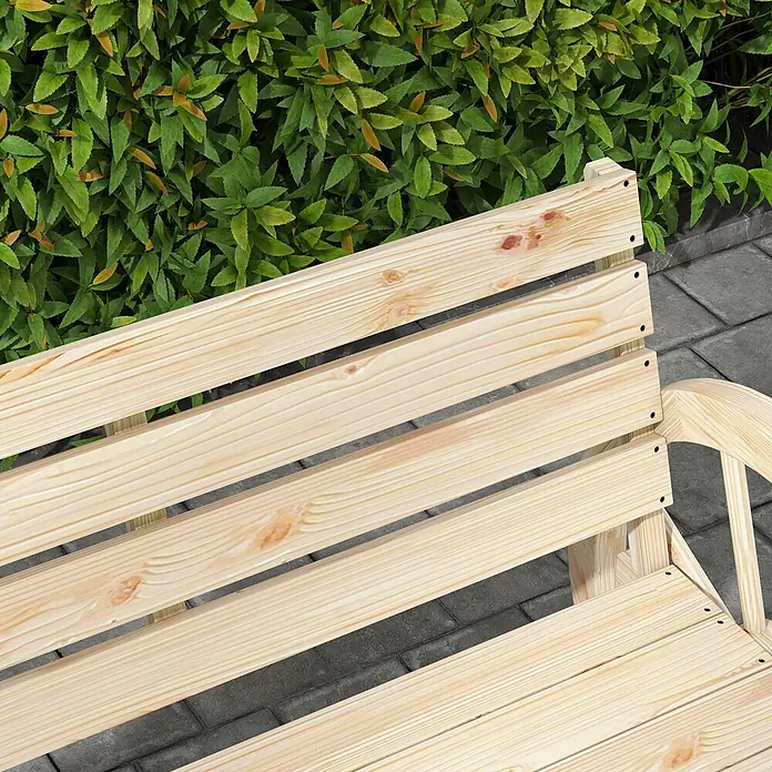 Outsunny Gartenbank - Tannenholz, Naturholz - Nahaufnahme einer hellen Gartenbank aus Holz mit Latten und sichtbaren Ästen.