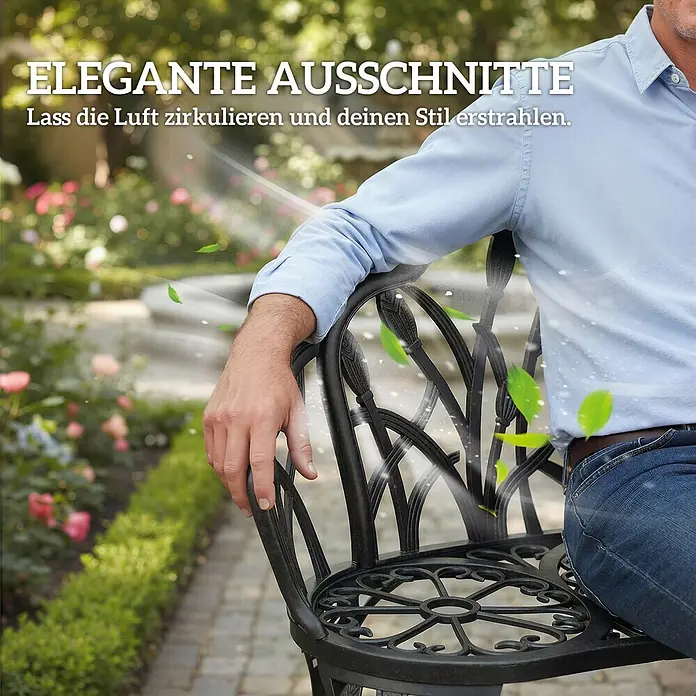 Outsunny Gartenbank - Aluminiumguss, Schwarz - Schwarzer, verzierter Metall-Gartenstuhl mit eleganten Ausschnitten für Luftzirkulation, in einem Garten genutzt.