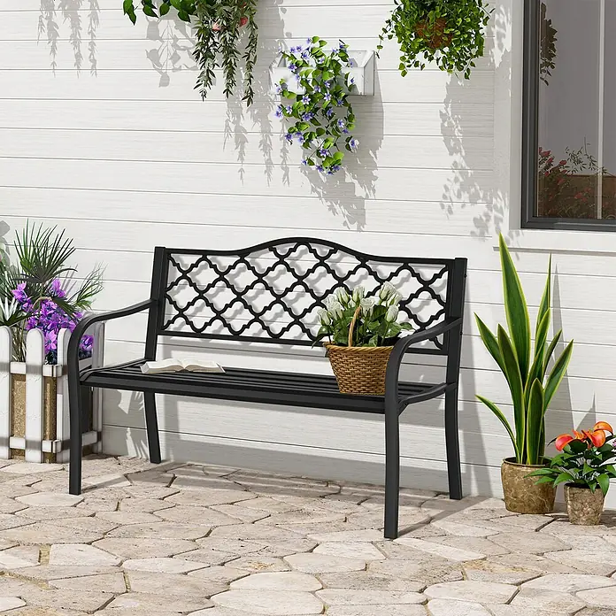 Furnicato Gartenbank Gusseisen - B x T x H: 58,5 x 128 x 89 cm, Legierter Stahl, Schwarz - Schwarze Metall-Gartenbank mit dekorativer Rückenlehne, auf einer Terrasse im Freien platziert.