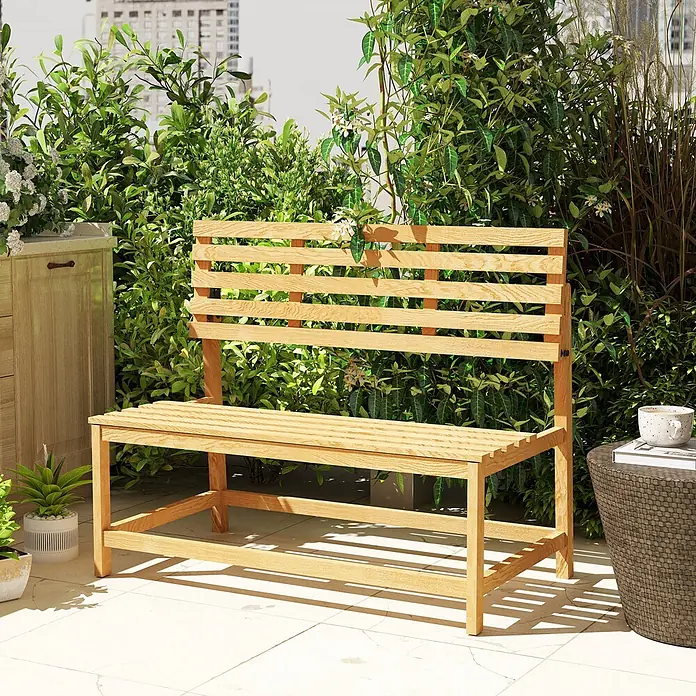 Outsunny Gartenbank - B x T x H: 61 x 61 x 89 cm, Kiefernholz, Teak - Helle Gartenbank aus Naturholz auf einer Terrasse, umgeben von grünen Pflanzen. Die Zweisitzerbank steht neben einem kleinen Beistelltisch.