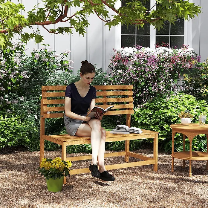 Outsunny Gartenbank - B x T x H: 61 x 61 x 89 cm, Kiefernholz, Teak - Gartenbank aus hellem Naturholz, von einer Frau zum Lesen im Garten genutzt.