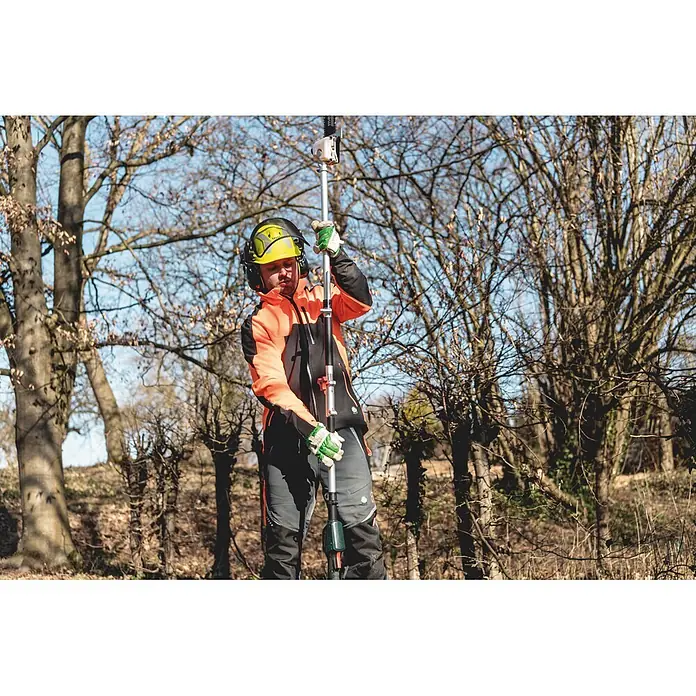 Metabo Hochentaster-Aufsatz - Passend für: Metabo Akku-Multifunktionsantrieb MA 36-18 LTX BL Q - Person in Schutzkleidung bedient eine Teleskop-Kettensäge zur Baumpflege.