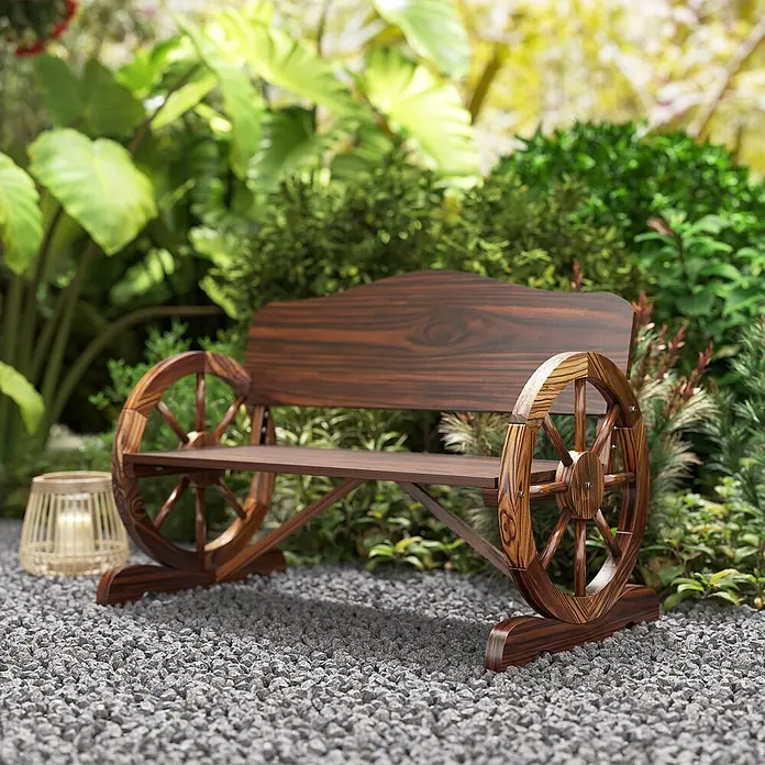 Outsunny Gartenbank - B x T x H: 55 x 55 x 80 cm, Tannenholz, Verkohlt - Dunkelbraune Gartenbank aus Holz mit Wagenrad-Armlehnen auf Kiesweg.