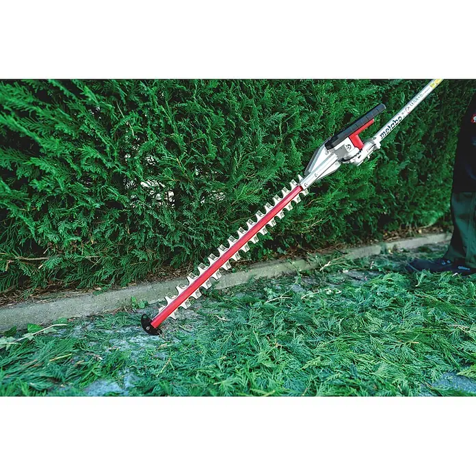 Metabo Heckenscheren-Aufsatz - Passend für: Akku-Multifunktionsantrieb MA 36-18 LTX BL Q - Rote und silberne Metabo Heckenschere mit langen Klingen für präzises Heckenschneiden.