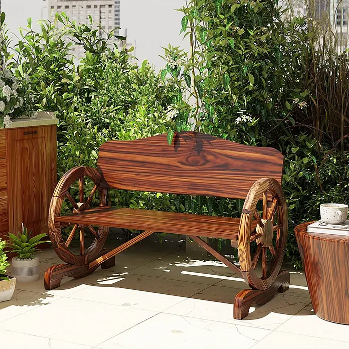 Outsunny Gartenbank - B x T x H: 55 x 55 x 80 cm, Tannenholz, Verkohlt - Dunkelbraune Gartenbank aus Holz mit Wagenrad-Armlehnen auf einer sonnigen Terrasse zwischen grünen Pflanzen und passendem Beistelltisch.
